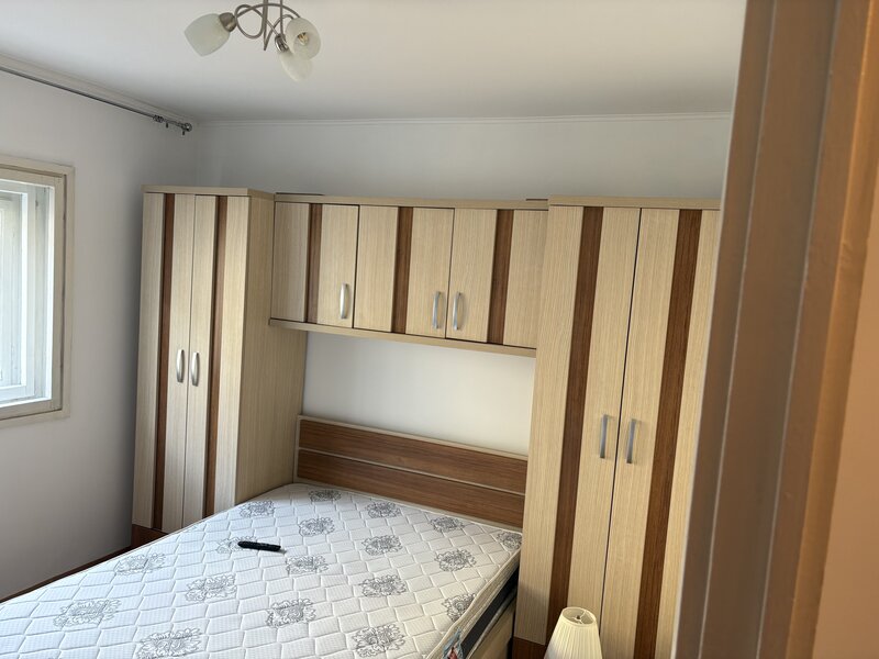 Piata Resita, sector 4, 1650 lei.