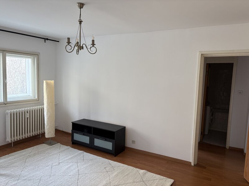 Piata Resita, sector 4, 1650 lei.