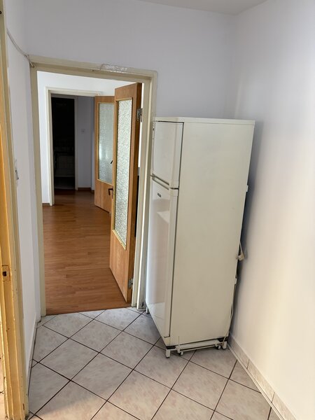 Piata Resita, sector 4, 1650 lei.