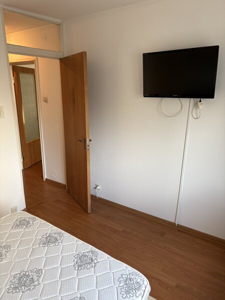 Piata Resita, sector 4, 1650 lei.