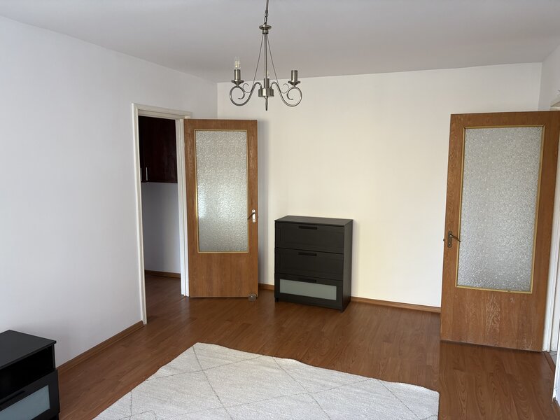 Piata Resita, sector 4, 1650 lei.