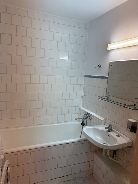 Piata Resita, sector 4, 1650 lei.