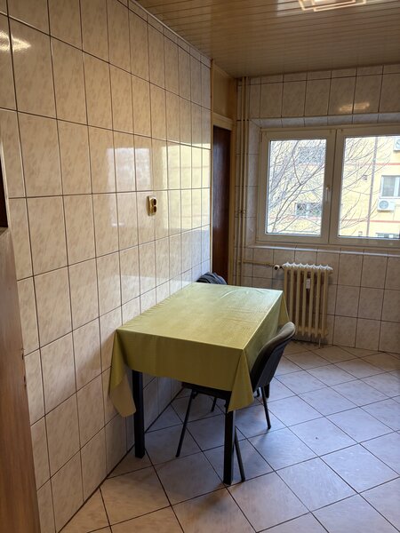 Piata Resita, sector 4, 1650 lei.