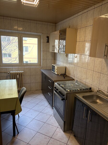 Piata Resita, sector 4, 1650 lei.